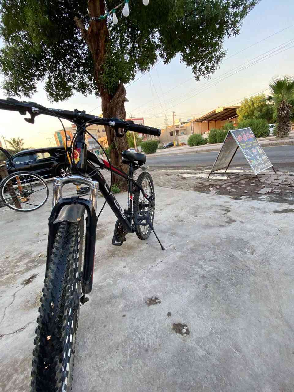 بايسكل جبلي للبيع 🚲🔥
دبلات شغاله ⛓️
بريكات هيدروليك 🛠️
يحتوي على 10 كير 
7 خلفي 
3 امامي 
كلشي بلادي نظيف ولا شخطه بي
نوع البايسكل صيني اصلي وليس صيني تجاري ومن ارقى البايسكلات الصينيه
((البايسكل مستعمل شهر واحد فقط ))
السعر 💸// 185.000
للتواصل/ ***********
ملاحظه🟤// يرجى المراسله واتساب فقط الرقم لا يستقبل مكالمات
