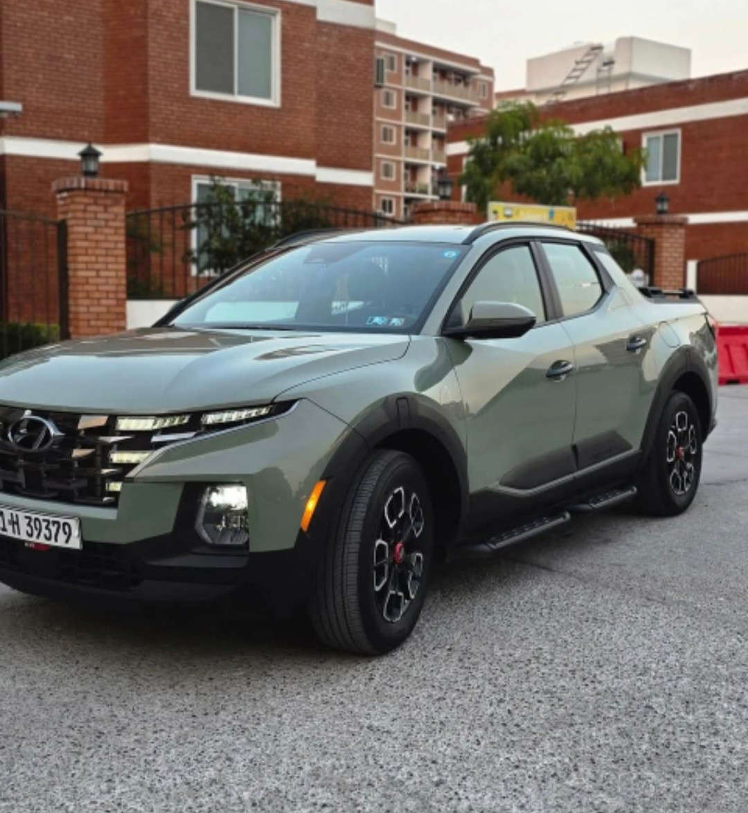 السلام عليكم للبيع هيونداي_سانتا كروز  2024 (مواصفات XRT )
وارد امريكي ، رقم بغداد شبه مميز
فول فول موصفات 

سعة المحرك : 2.5 TURBO 
عدد الاسطوانات : 4
القوة الحصانية : 281 حصان نظام الدفع : كلي HTRAC
ناقل الحركة : اوتوماتيك 8 سرعات 

حادث السياره : صبغ بنيد فقط ، وبارد قليل جاملغ خلفي 
حاله الايرباك : فقط الاستيرن
المسافه المقطوعه : 39 الف كيلو 

#مواصفات
بصمة تشغيل عن بعد 
فتحة سقف
رادارات / رادار امامي /رادار جانبي /رادار خلفي
قيادة ذاتية
توقف ذاتي 
كشنات تدفه ‏
كشنات جلد                                              
كشنات كهرباء 
مري هيتر / رادار / كاميرا
دفع رباعي 
صندوك كهرباء 
مسجل ناطق سستم سماعات BOSE
اواكس وبلوتوث و USB يعمل
مApple CarPlay / Android Auto
دخول ذكي نظام 
حاجب ليد
 / 3 مكان خزن
نقطه عمياء
مراة تعتيم
اشاراة بالمراياة الجانبيه                                   
فول تحكم ستيرن                                    
كير أوتو + عادي + شفتات ستيرن
اوتو بريك +بريك بصمة
لايتات 4 عدسات زينون
شاشة كبيره
داخل جلد 
نضام قيادة + سبورت + نورمل + سمارت
مثبت سرعة
تحديد مسار 
رادار الخطوط البيضاء 
شحن اللاسلكي
‏شاشة إلكترونية
الخريطة
‏AUTO HOLD
مصابيح خلفية LED
مصابيح ضباب LED 
السعر 210 ورقه
مكان السياره المنصور 14 رمضان ***********
