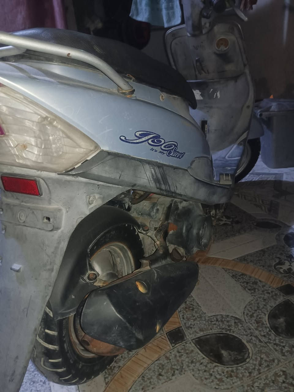 السلام عليكم دراجة ماكس قجمه للبيع او مراوس ايراني سعر 625 بيه مجال دراجة نضيفه كلشي شغال بيه بس باتري تعبان  عنواني البصره حيانيه استفسار واتساب ***********
