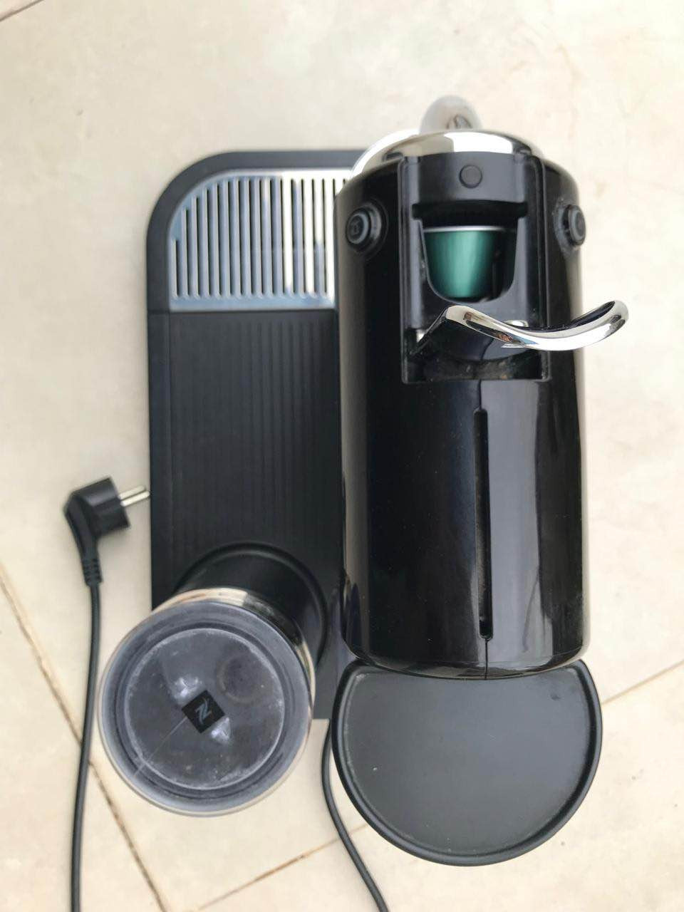 ئامێری دروست کرنی قاوەی ئیسپریسۆ بەبەکارهێنانی کەپسولی تایبەت کەلەبازاڕ بەردەستە مارکەی (delonghi) ئەلمانی زۆرکەم بەکارهاتوەولەکارتۆنەکەی خۆیدایە بۆ زانیاری زیاتر پەیوەندی بکەن بە 
*********** السليمانية, العراق
