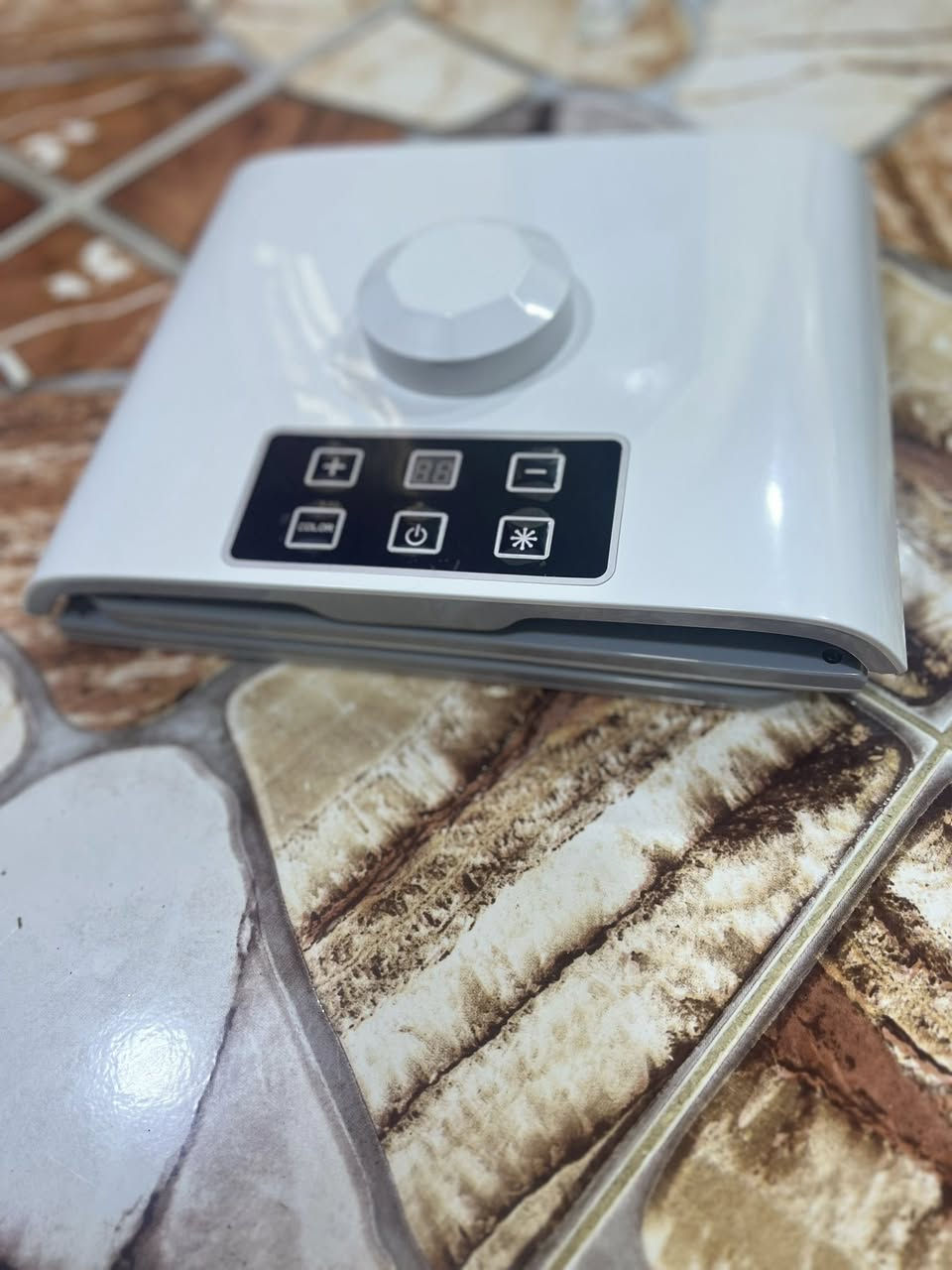 الجهاز هو جهاز قابل للطي للعناية بالبشرة وتجديدها باستخدام تقنية الضوء (LED) بألوان متعددة.الاستخدامات المتعددة: يحتوي على 7 ألوان ضوئية مختلفة، حيث يهدف كل لون إلى معالجة مشكلة محددة في البشرة، مثل حب الشباب أو الشيخوخة.مميزات إضافية: قد يشتمل الجهاز أيضًا على وظيفة بخاخ نانو لترطيب البشرة بعمق.


**إذا كنت صاحب هذا الإعلان وتريد حذفه لأي سبب، رجاءا أرسل رسالة إلى الدعم الفني**