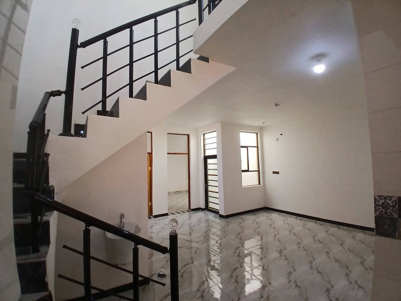 السلام عليكم دار سكن للبيع حديث غير مسكون  البناء درجة اولئ في الكوت منطقة حي الحكيم نزلة  الوائلية بالقرب من شارع الصب مساحتة 150م مربع البناء طابوق درجة اولى والسقف صب مسلح والارضية والجدران سيراميك ويتكون البيت من غرفتين نوم وصالة واستقبال ومطبخ وصحيات داخلية وخارجية ومرقم من قبل البلدية السعر 57 وبي مجال الاستفسار الاتصال على هذا الرقم ***********
