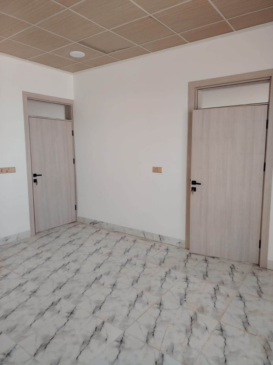 علان دار للبيع طابو سند 
بناء جديد. بيت فول مواصفات اظافه الى بير ماء 
موقع ملكشاه  قرب شبكه اسياسيل رابع بيت من الركن 
بيت جاهز بس تخلي غراظك بي
السعر 47 مليون بي مجال بصيط 
مساحه 200متر

للستفسار اتصل ***********
