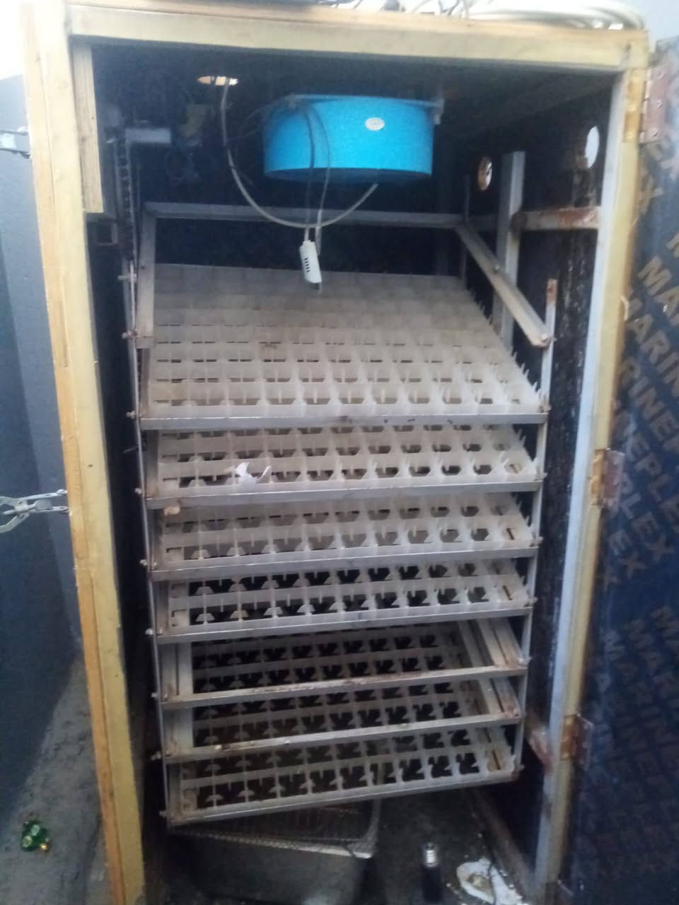 حامل بيض 450 عمل يدوي تدوير كهربائي اوتوماتيكيا سحب الامبير 1 سعر الجنيه الخاص *********** موصل جانب الايسر
