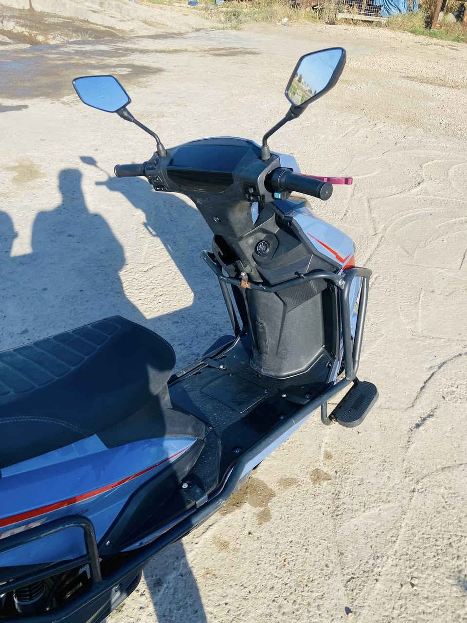 شحن 6 بطاريات اسمه الشبح موديل 25   تشغيل عن بعد لايتات زنون عالي وناصي وسكن تاير حجم ١٢ المرغوب لون مميز مثبت سرعه موطور نظيف بطارياته يقرن عشره ونص  من. ١٢ يعني بعدهن  جديدات   

 قافله قفل 660
***********
