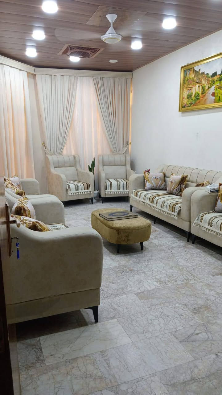من رخصة الادمن/دار للبيع بأسمي ملك صرف بغداد الشعب حي العقاري قرب جامع بدريه الرواف محله ٣٣٧/ زقاق ١١ / دار / ١٨ بناء جناي من جميع المواد ملاحظه الطابق الثاني نفس الأول والثالث سندويج بنل درجه اولى يتكون من/ ٣ غرف تأسيس حديث الاتصال على الخاص ***********
