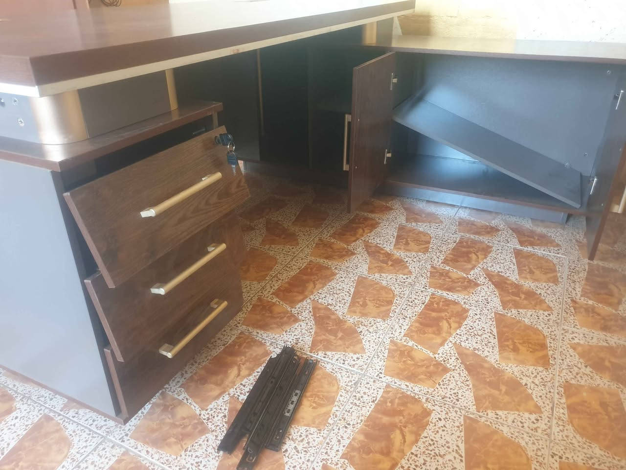 ميز مكتبي مديري مستعمل نظيف طول ١٨٠ نقص بس سكك جرارات اني مشتري 450  لان شتريت غيرة ابيعة  سعر 350 كربلاء الحر *********** بي واتساب كربلاء, العراق
