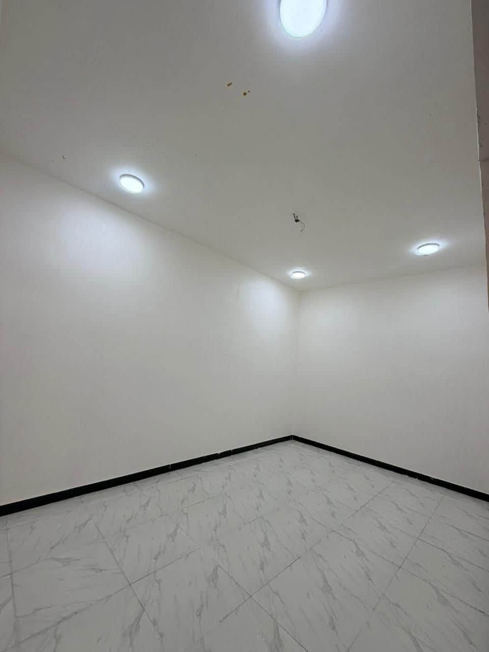 دار سكن للبيع
يحتوي على 2 غرف منام + هول+ مجمع صحيات داخليه + ديوان خارجي + صحيات خارجيه + كراج سياره + ترك ومنور +مطبخ

مساحه المنزل ١٥٠متر 

نوع العقار طابو زاعي سند ٢٥ بسم عراقي وكاله ومكتبه ونسخه من طابو

علماً المنزل بالكامل سيراميك 

نوع السقف كونكريت 

يتوفر كهرباء أمبيرات 

المنطقه تحتوي على جميع الخدمات ماء وكهرباء ومستوصف صحي ومدارس ابتدائيه 

الجيران ذهب صافي 

العنوان البصره شط لعرب الجزيره شارع زين العابدين

علماً المنطقه اصوليه بيوت موضفين طابو والمنزل محاذي للبيوت الطابو 

السعر المطلوب ٧٥ وبي مجال ان شاء الله 

للاستفسار التواصل خاص او على الرقم التالي***********
مكتب عقارت المهندس
