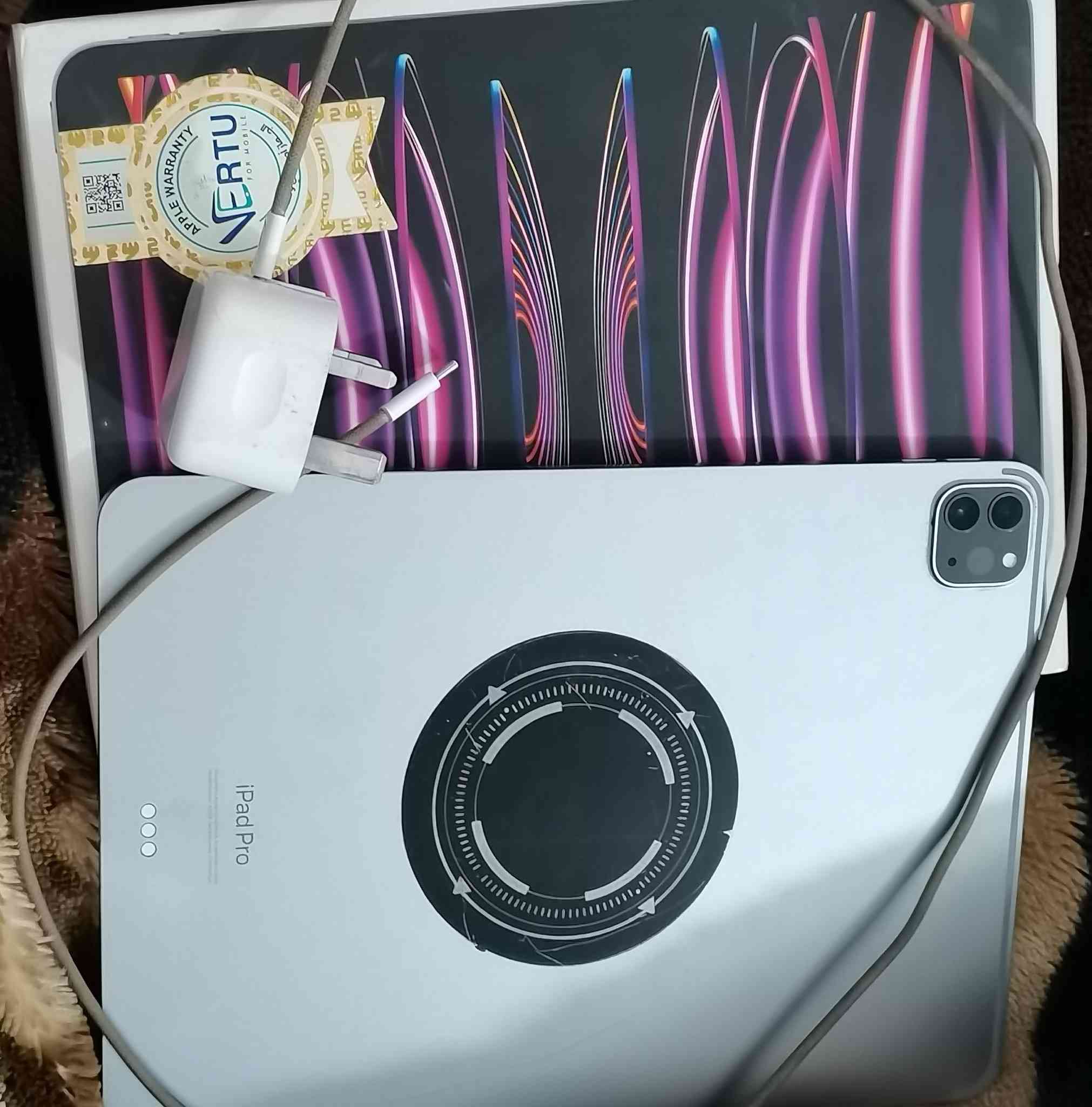ايباد برو M2 ذاكره 256 شاحنة اصليه السعر 800 ويا مبرد فريز هديه تجي تفحص وتأخذ من باب البيت التواصل واتساب ***********
