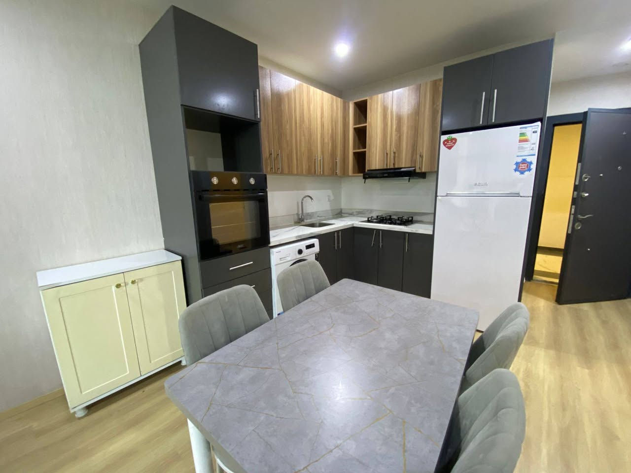 شقه للايجار منطقه الذهبيه
مجمع وايت تاور
غرفه صاله 
مؤسس جديد
سعر400$
على استفسار واتساب
***********
