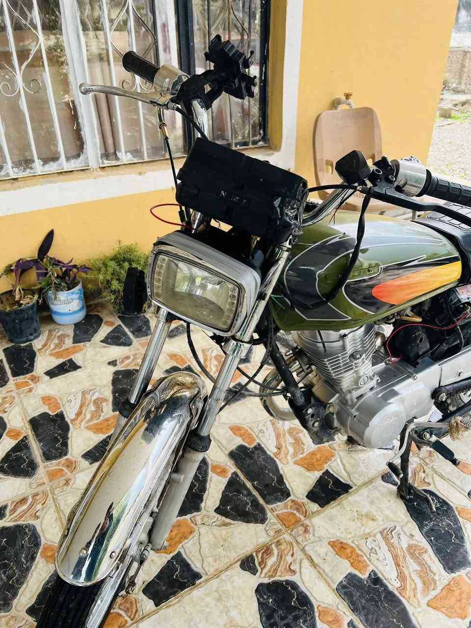 السلام عليكم ماطور للبيع النوعً نامه  موديل. 21   محرك  25 جديد  تانكي جديد  لايت شغال  تايرات جدد الماطور جاهز ماعايزه. شي  السعر 350    المكان العلم. رقم الهاتف ***********  🏍️🔥
