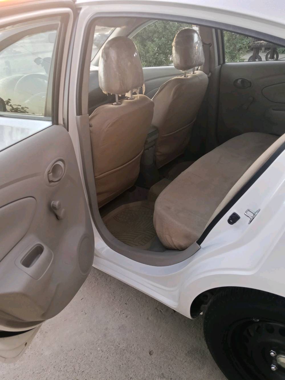 أبيع نيسان صني نظيفة ومرتبة، لون أبيض، من الداخل والخارج حالتها زينة ومثل ما مبين بالصور. السيارة بيها تظليلات/فرش داخلي مرتب، شاشة وسطية، وجنوط حديد سودة، وتصلح للاستخدام اليومي والتنقل. اللي يحب يفحصها أو يشوفها أهلاً وسهلاً.