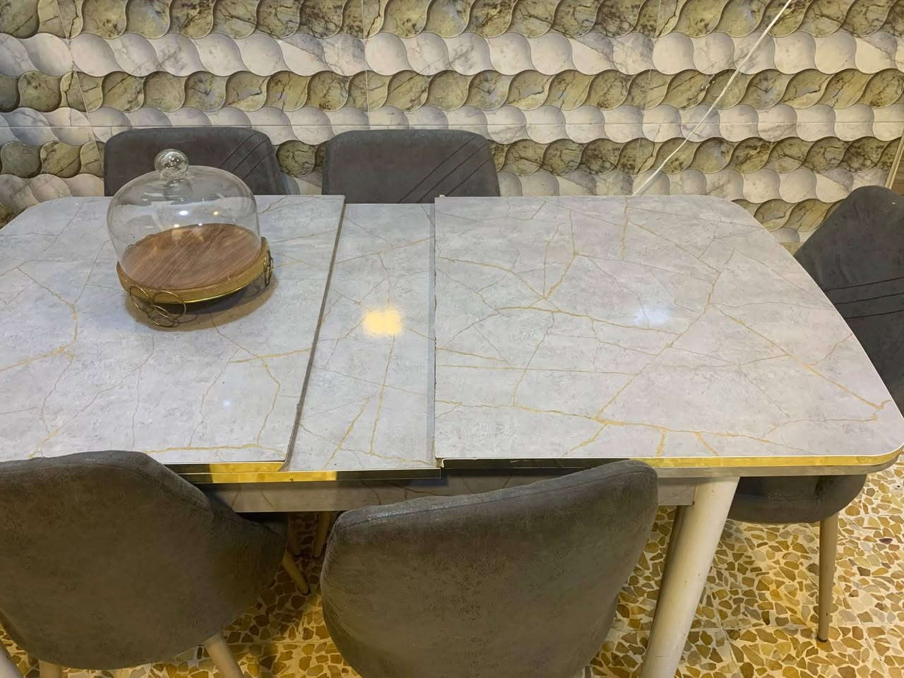 ميز طعام وساعه للبيع داخل الموصل
للاستفسار عالرقم 
***********
