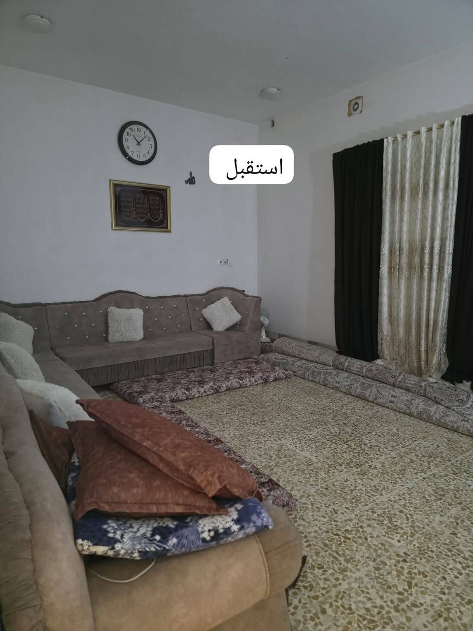 سلام وعليكم: بيت في حي الزيتون 200متر على شارع ادهوك مجاور  مدرسة نبأ العظيم 150متر واجه 10 العمق 15 غرفتين نوم ومشتملات هول استقبال بناء حديث ماء كهرباء فولل تواصل عل رقم ***********كورك... اسيا ***********
