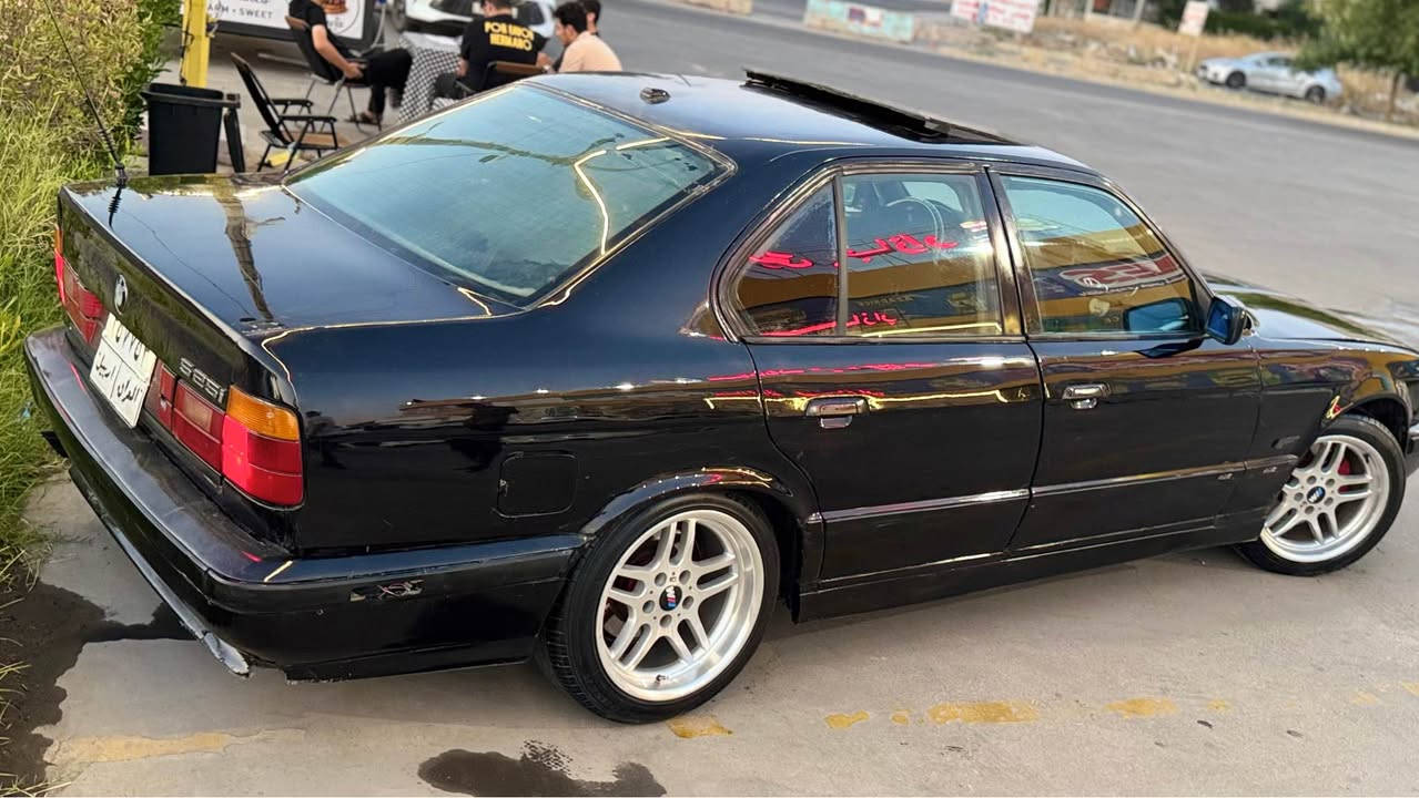 Bmw 525i ١٩٩١فوول فوول مواسه فات ته نها گير عادييه سبوخ حامه 
جه مپه كى خه فيفى پيش هه يه له گه ل جامولخى بشته وه ى لاى سايه ق كه ميكى گرتيه به لام ناو عه وز به شه رت گيرو مه كينه به شه ر كؤم پريسه رى ته بريت پيوه يه بؤ زانيارى من خاوه ن سه ياره نيم ئه وه ره قه مى خاوه نيتى *********** أربيل, العراق
