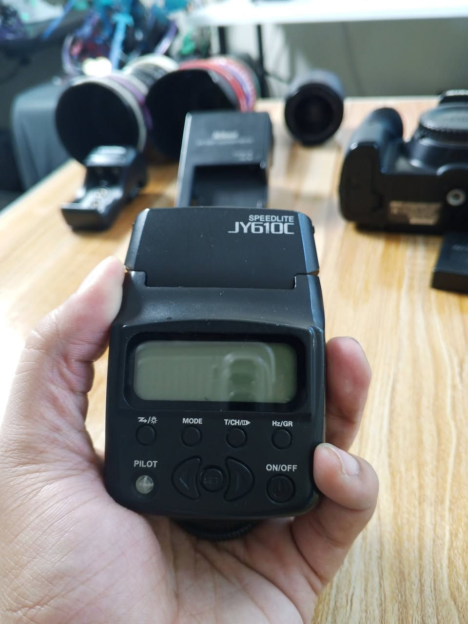 سلام عليكم 
للبيع كاميرا Nikon D5300 مع ملحقات كاملة

المواصفات:

الموديل: Nikon D5300

الدقة: 24.2 ميغابكسل

حساس APS-C CMOS

تصوير فيديو Full HD 1080p حتى 60fps

شاشة متحركة (Flip Screen) قياس 3.2 إنش

واي فاي مدمج Wi-Fi

GPS مدمج

نظام تركيز 39 نقطة AF

تصوير متتابع 5 صور بالثانية

مدخل مايك خارجي للتصوير الاحترافي

تدعم بطاقات SD / SDHC / SDXC 

المرفقات الظاهرة بالصورة:

كاميرا Nikon D5300

عدسة 18-55mm VR

فلاش خارجي JY610E

بطاريتان أصليتان Nikon

شاحن بطارية

Battery Grip

كيبلات توصيل

علبة الكاميرا الأصلية

فلاتر وأغطية عدسات

وصف جاهز للإعلان:

كاميرا Nikon D5300 بحالة جيدة جداً، مناسبة للتصوير الاحترافي وصناعة المحتوى وتصوير المنتجات. تأتي مع عدسة 18-55mm وفلاش خارجي وبطاريتين أصليتين وBattery Grip وجميع الملحقات الظاهرة بالصور. الكاميرا تعمل بشكل ممتاز وجاهزة للاستخدام مباشرة.


**إذا كنت صاحب هذا الإعلان وتريد حذفه لأي سبب، رجاءا أرسل رسالة إلى الدعم الفني**