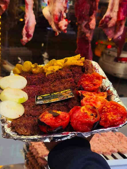 السلام عليكم     يقدم مطعم حيدر القصاب
،❤️🌷
عرض اليوم

 ( بركر عدد 2🍔🍔)) 

((بيتزا حجم وسط بلحم 🍕)) 

+((10شيش كباب 8لحم +2دجاج🍗)) 

+ ((ماعون مقبلات جاجيك +حمص بطحينه+ تفاحيه ❤️))  
 
+ 🤗(كل هذا ب.  10000 دينار فقط ويدللون الغوالي))
لحجز. طلبات التوصيل.        ***********
لحجز طلبات المطعم(  *********** )
العنوان السماوه حي الصدر شارع مصرف الدم مجاور افران 

الصدرين
