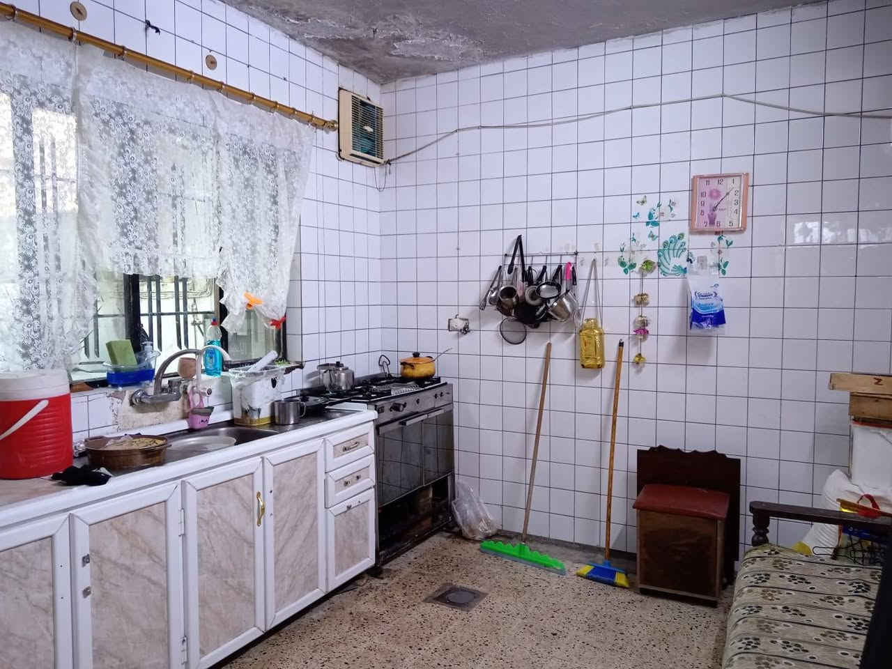 دار للبيع حي الاعلام .
قريب عن سايدين دانيه ماركت خلف دولاري سنتر .المساحه ٢٠٠ متر واجهه ١٠ عمق ٢٠ 
الدار طابقين يقع على شارع تبليط
البناء قديم وصالح للسكن كما موضح بالصور 
المكاتبه مع صاحب العقار الشرعي 
الاتصال على ارقام المكتب لباقي التفاصيل 
***********
***********
او مراجعة المكتب .موصل حي النور 
سايدين دانيه ماركت قبل جامع ام المؤمنين عائشه مقابل صيدلية الكوثر .

