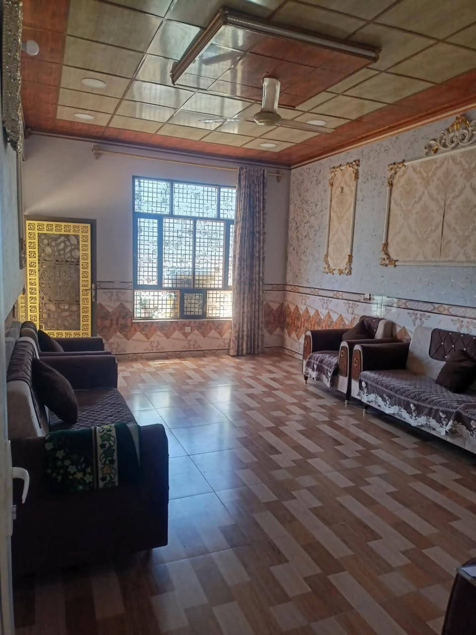 سلام عليكم 
دار للبيع المساحه 200 الوجه 10 والنزال 20 قريب على شارع 10 مجاري وتبليط الشارع .
يتكون من استقبال كبير + مطبخ + صاله + غرفتين نوم + حمام داخلي+ خارجي و مناور عدد 2+ صحيات خارجية . الموقع التحرير الحولي الجزء الثاني قريب على الشارع الرئيسي .للاستفسار اتصل او وتساب السعر 92 وبي مجال . ***********
