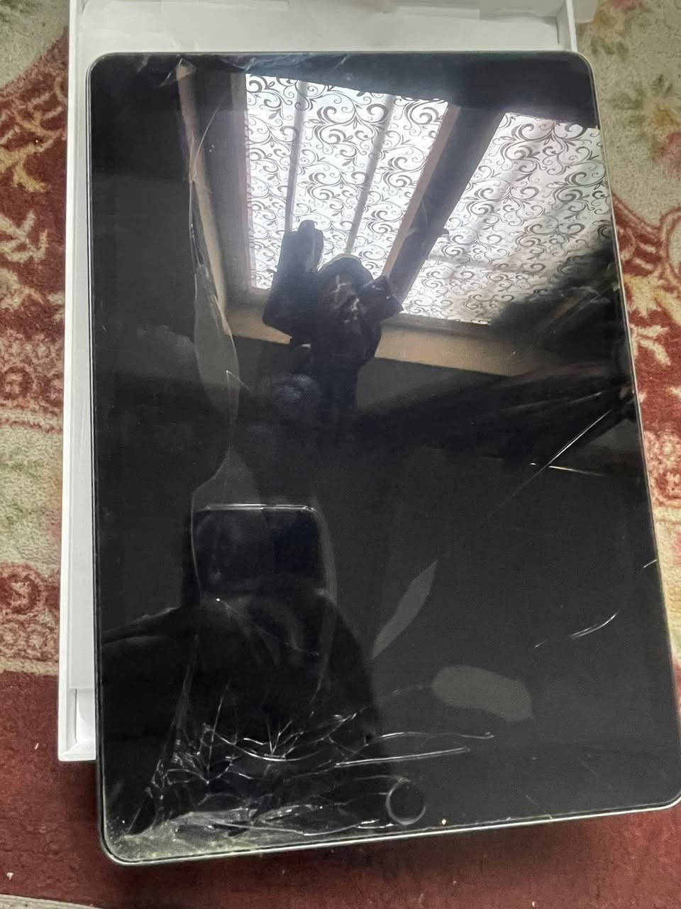 ايباد 9
ذاكرة 64
بطارية بحدود بـ 80 وفوك قبل اشهر شفته بس نسيتها 
الايباد استخدام دراسه خلصت سادس و اريد ابيعة 
التاش مكسور بس ما ماثر على اللمس ابداً
اللمس طبيعي ويا كارتونه مالته 
مكان بغداد الحرية
رقم الهاتف  الواتساب ***********
موجود ماسنجر   و واتساب 
السعر 190 الف
