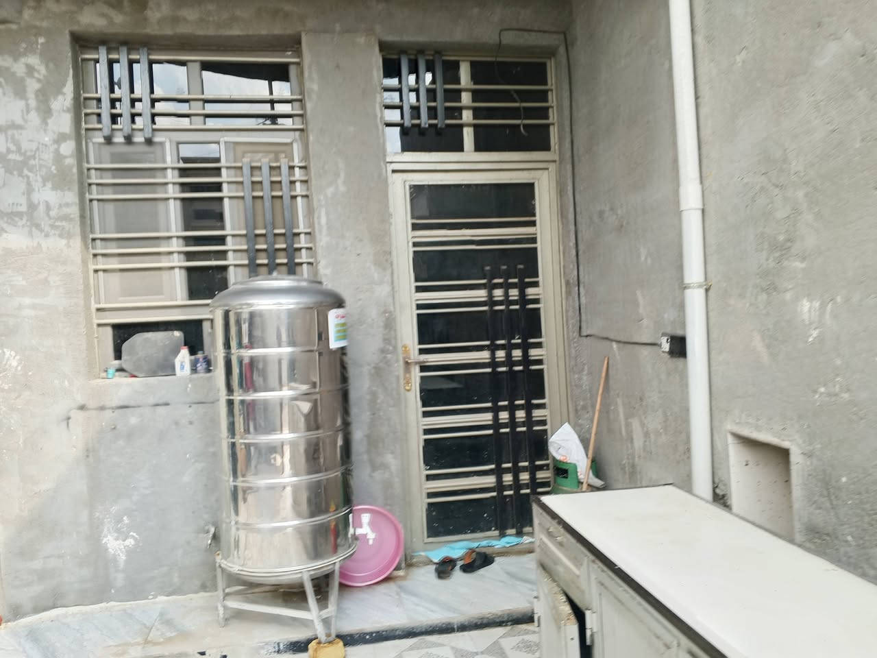 السلام عليكم ورحمة الله وبركاته
بسم الله الرحمن الرحيم 
مشتمل بناء طابوق درجه اولى 150 للبيع طابقين ثلاث غرف واستقبال ومطبخ وصالتين وحمامات اثنين السقف نقوش مغربيه والارضيه بورسلين بس الواجهيه يرادله لبخ 
خلف جامع فاطمه الماع بجر السعر 120 وبي مجال
مكتب عقار ابو ضياء مقابيل سيطرة كريم عفتان
***********
