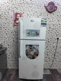 ثلاجه نضيفه السعر 250 بغداد حي القاهرة 07713681873