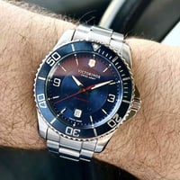 ساعة سويسرية • ساعة يد