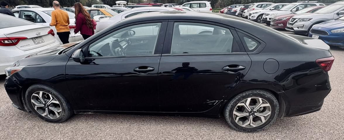 السلام عليكم
 للبيع  كيا فورتي //// kia forte
موديل ٢٠٢١ ماشية ٦٢ الف ميل 
رقم اربيل ..السنوية باسمي 
حادثهة من امريكا باب الصدر فقط 
وبيهة هذه الضربة بالصندوك ممصلحة وبارد بالباب الخلفي الايسر وموضح كلشي بالصور 
وشادلهة منظومة غاز 
السيارة كلش نظيفة والصور واضحة
السيارة مكفولة كشر ومحرك وكير 
مواصفاتها 
شاشة
تحكمات كاملة
بريك تلقائي
كامرة خلفية
سعرها ب١٣4
المكان الدورة 
***********
