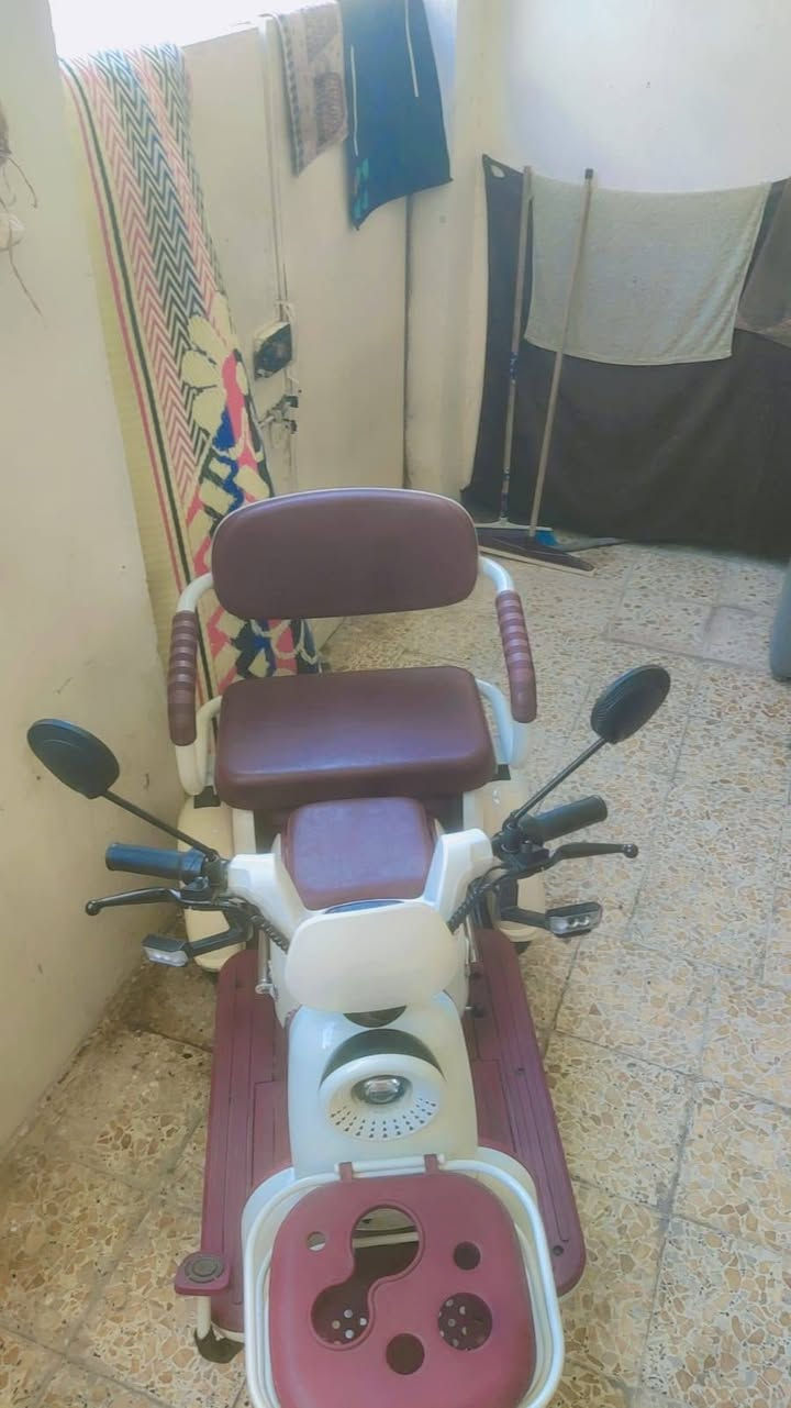 السلام عليكم عندي هاي الدراجه الشحن صار ٤ اشهر ماخذيها بعدهي جديده ٥ بطاريه سعر ٩٠٠ وبيها مجال العنوان بغداد الكريعات ***********
