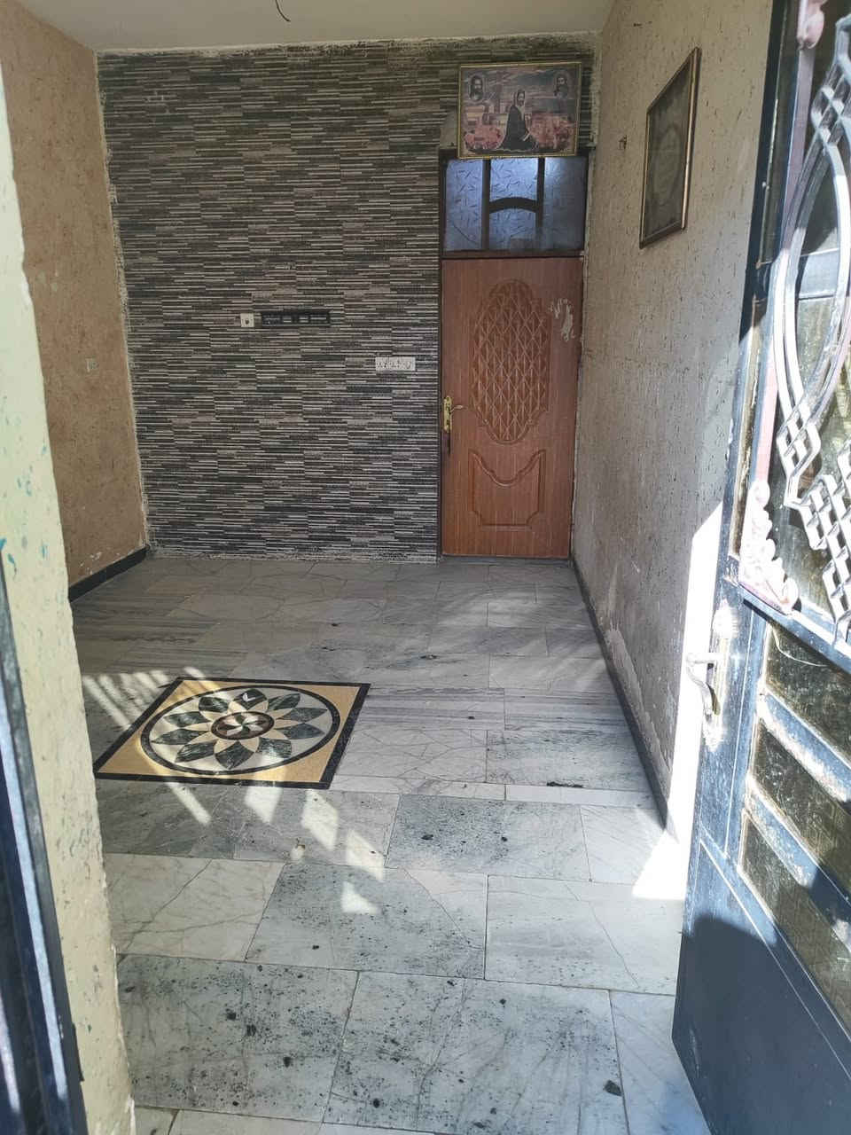 ٧٠ متر للايجار طابق واحد فوك سطح
استقبال ومطبخ وغرفه نوم وخدمات 
البيت نظيف جدا 
حي اور قرب مدرسه الاستقامة 
السعر ٤٥٠ 
*********** 
مكتب ابراهيم السراجي
