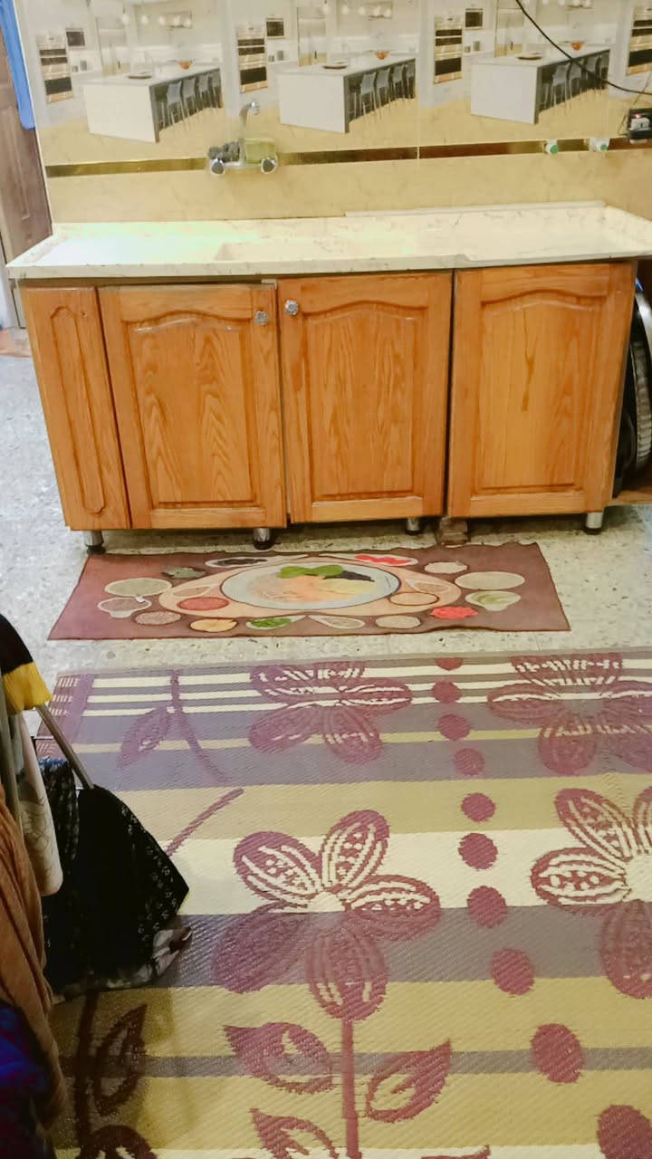 السلام عليكم كاونتر خشب صاج للبيع العنوان بغداد المشتل رقم ***********
