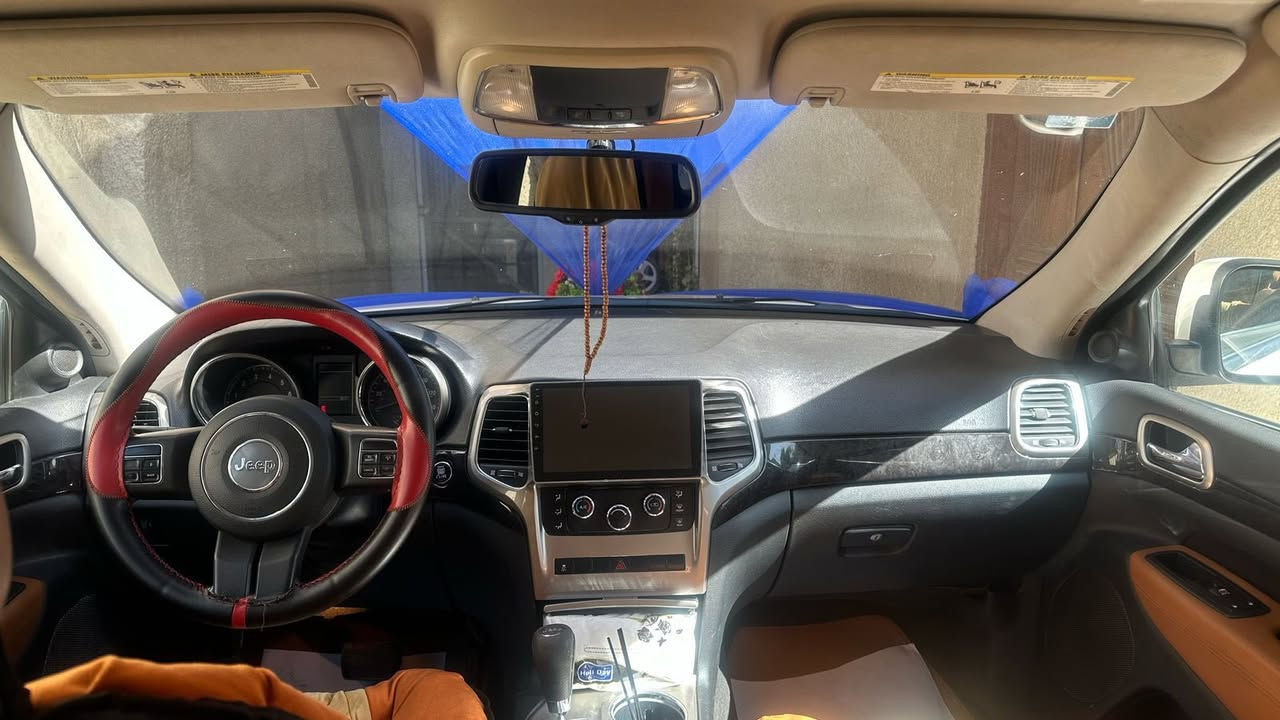 جيب2012
للبيع
طابه كلين
بيه ضربه الجنطه
و الباب الي بصف السايق
جاملغ الي بصف السايق راجع حار
و الجاملغ السايق الامامي بارد
و الجاملغ الخلفي 
***********
