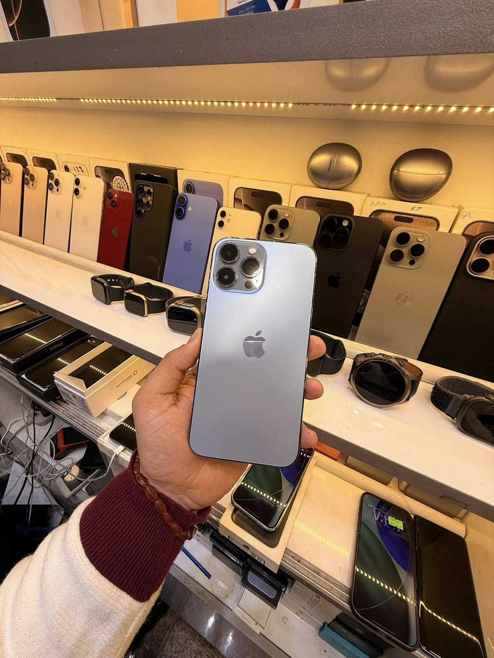 ايفون 13 برو ماكس ذاكرتة 256 مكفول بلادي 
جميع ملحقاتة اصلية موجودة ويامكاني النجف 
لون مميز وجهاز جديد وبلادي ومكفول 
***********
واتساب او اتصال ☎️
