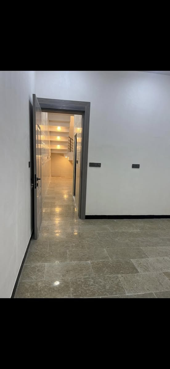 السلام عليكم 
بيت 🏡 للبيع مساحة ١٠٠ متر واجهة ٥ متر ونزال ٢٠ مدخلين 
حيّ الجهاد ديوان المخابرات بضهر شارع ٦٠ مباشرتا موقع ممتاز 
بناء حديث ومنفصل وليس مشترك  للاستفسار
***********
