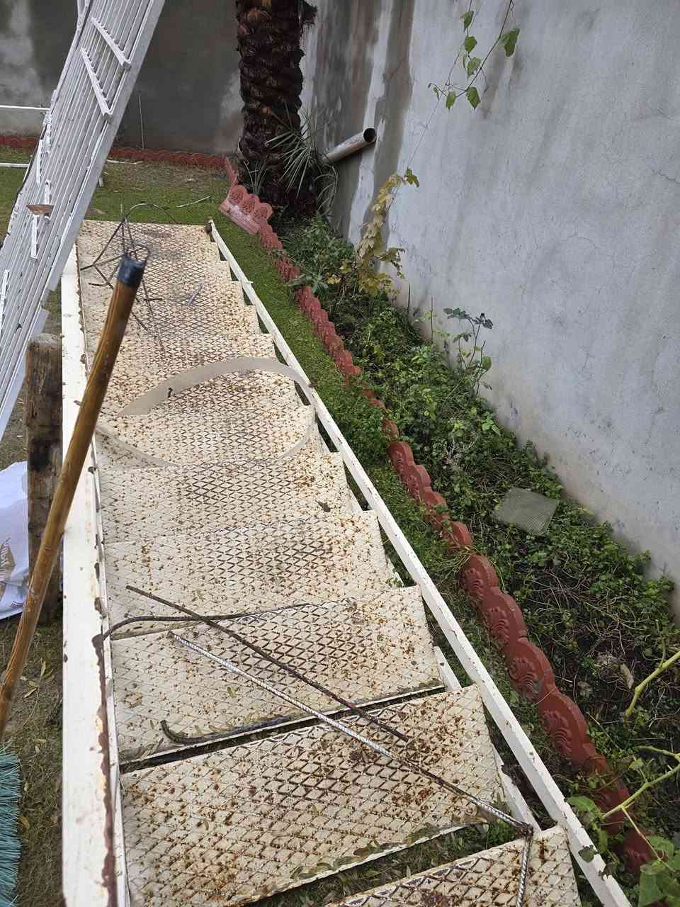 لبيع درج حديد قديم اصلي خمسه أمتار ***********
