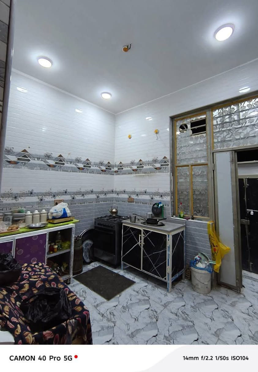 بيت مساحته 120 متر زراعي طابقين الطابق الاول يحتوي ع غرفه وصاله واستقبال ومطبخ وصحيات الطابق الثاني بي 4 غرف وصاله وصحيات بناء طابوك صب كونكيرت العنوان السديناويه قرب التفاح الاخضر***********
