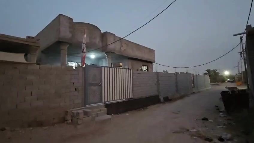 سلام عليكم بيت للبيع  عنوانه البصره گرمه علي السده العاليه مع قطعة أرض مساحته350 بناء البيت بلوك ومساحه البناء 250 متكون من 3 غرف طول كل غرفه5 متر وعرض كل غرفه 4 متر معه مطبخ طوله 5متر  والعرض4 متر. ديوانيه طول 6 وربع متر والعرض 4 متر  الهول طوله 8 ونص متر والعرض 5.كليدور 2 متر والعرض 2 متر كلشي متوفر بي بيتونه كامله وارش كامل مجاري كهرباء ماي كله متوفر وجاهز صحيات داخليه وخارجيه سياج بلوك داير ع البيت والقطعه البيت كامل من كلشي ونقص 3 اشياء فقط 1.محجر الدرج 2.سقف ثانوي 3 الطارمه بدون سيراميك بس صبابه والسعر اتصال ع الرقم ***********
