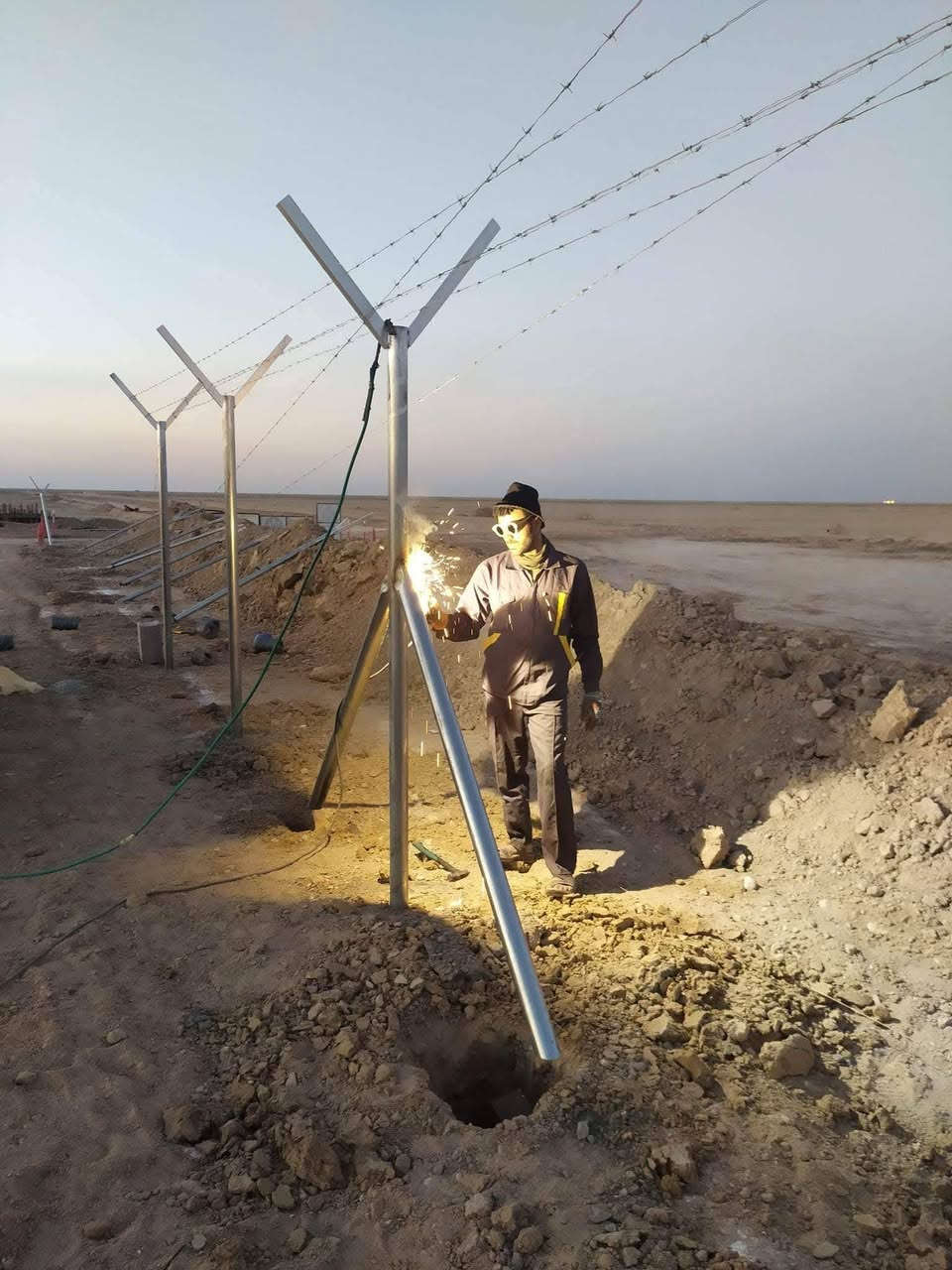 ‎🌟 معمل الصادق في خدمتكم بتقديم أرقى الأسيجة وحلول الكهرباء! 🌟
‎🛠️ تشكيلة واسعة من أسيجة BRC: نوفر لكم خيارات متعددة من الأسيجة BRC، متاحة بكل القياسات والأحجام لتناسب متطلباتكم الدقيقة.

‎💡 ضمان لمدة خمس سنوات: نؤمن بجودة منتجاتنا ونعزز ثقتكم بضمان شامل لمدة خمس سنوات.

‎🤝 شراكات استراتيجية: نفتخر بكوننا الشريك الأمثل لدوائر الدولة والمتنزهات، مساهمين في نمو وتطور المشاريع الوطنية.

‎🔌 كل ما تحتاجونه من أعمدة الكهرباء والأسلاك: نقدم تنوعاً في المنتجات لتلائم جميع مشاريعكم الهندسية، بأحجام وأنواع متنوعة.

‎💲 أسعارنا لا تقبل المنافسة: استمتعوا بأفضل العروض والأسعار التي تبدأ من 6000 دينار إلى 11000 دينار، حسب المواصفات والمتطلبات الخاصة بكم.

‎🚀 تغطية شاملة لكل العراق: نقدم خدماتنا في جميع المحافظات، مع التزامنا بتوصيل منتجاتنا بكفاءة وسلاسة.

‎📲 للتواصل والاستعلامات: نحن هنا لخدمتكم والإجابة على كل استفساراتكم، فقط اتصلوا بنا على الرقم:
- ***********

‎✨ اختياركم لمعمل الصادق يعني اختيار الأمان والجودة في كل ما يتعلق بالأسيجة وحلول الكهرباء! ✨
