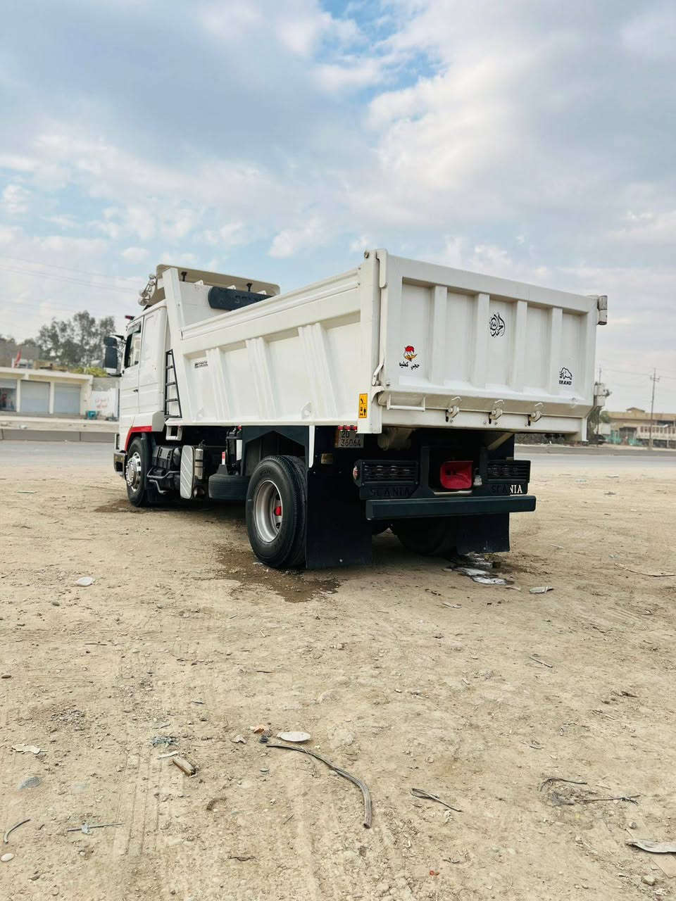 السلام عليكم سكانيا للبيع موديل  1998 رقم ديالى  سنوية جديدة هزة جديدة  بسمي رقم نكليزي  مكينة 13 كهربائي كير 3×3 اكسن مشيف بدي حدادة جديدة 
للتواصل رقم الهاتف ***********  مكاني بغداد 
مامتواجد عل فيس 
فقط الاتصال على الرقم
