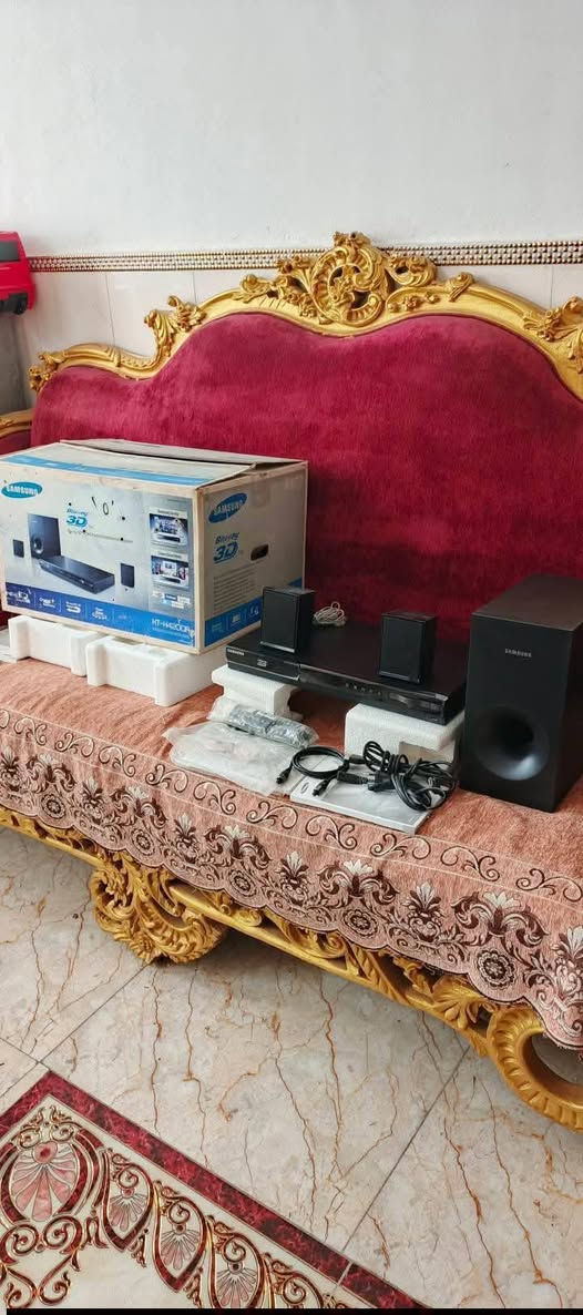 السلام عليكم .
جهاز سيستم و مضخم هوم DVD سينما . ماركة سامسونج العريقة حديث HD  بلوراي 3D  و انترنت  جديد بالباكيت مع كل ملحقاته .استيراد وكالة الكويت . ملحقاته ريموت مع كيبل HD و كيبل اوبتكل مع الكتلوكات  والفيش .يشغل ٣ سماعات ..القدرة الكلية للصوت 250 واط. 
المواصفات :
مشغل جميع الاقراص3D بلوراي DVD و CD و MP3 يعرض عالشاشة 3D ثلاثي الابعاد .
فتحة LAN لربط انترنت 
فلاش رام .
ادخال اواكس مضخم لربط النقال او اي جهاز اخر وكذلك يدعم  ربط بلوتوث خارجي عالاواكس .
اوبتكل لربط كيبل ضوئي مباشر مع الشاشة .
راديو باحث FM .مع خزن قنوات مفضلة .
مع خاصية ايكولايزر للتحكم بنغمة الصوت والتضخيم بنظام الاستيريو عالي الوضوح .شغل الجهاز جدا ممتاز من علو بالصوت وتضخيم دمام رائع . صوته واضح جدا و مجسم 
السعر  ١٠٠ الف نهائي اخوان من الاخير .
للاستفسار او المراسلة عالخاص بلا زحمة او 
*********** البصرة . موجود توصيل شركة .
