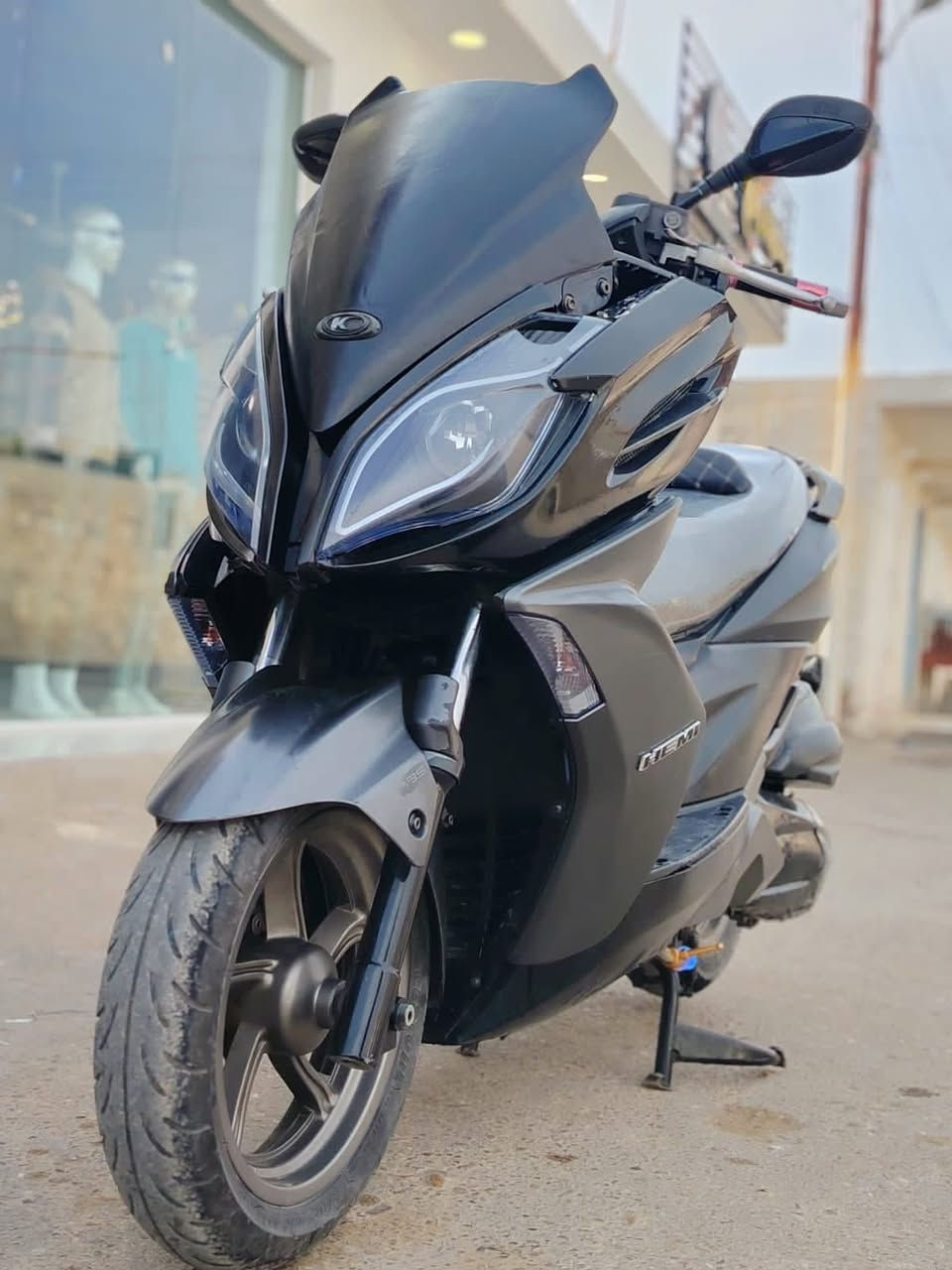 السلام عليكم:
للبيع كايمكو 

محرك 300 

موديل 2018

مواصفات حلوه تدفئه وكلشي متوفر بي 

النـظافه 90% 

مرقم جديد وسنويه بأسمي تحويل مااتعبكم 👍

المكينه ممفتوحه ابد بعدها شركه 

للأستفـسار  ***********
