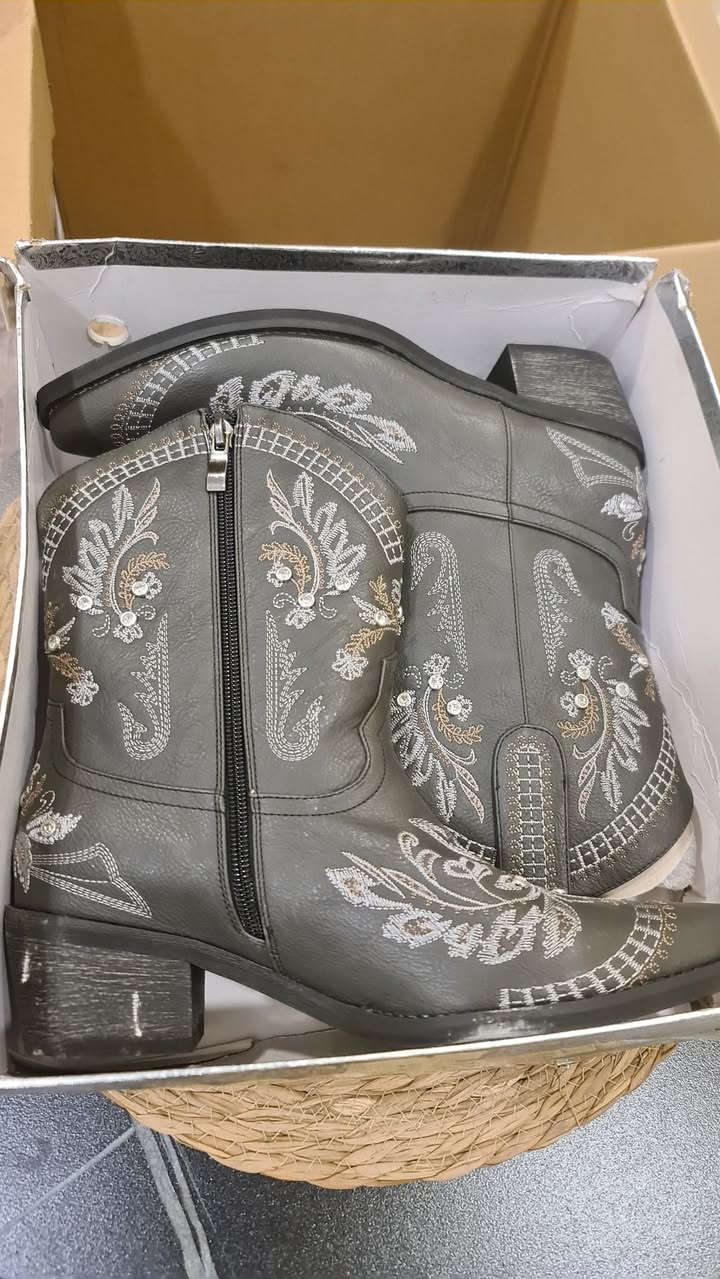 شلعت أحذية وشحاطة وجركز نسائية36 قطعة جديد شي ان ومكس وامزون تابع الفديو والصور. السعر 100 الف مع التوصيل خاص او على الرقم ***********
