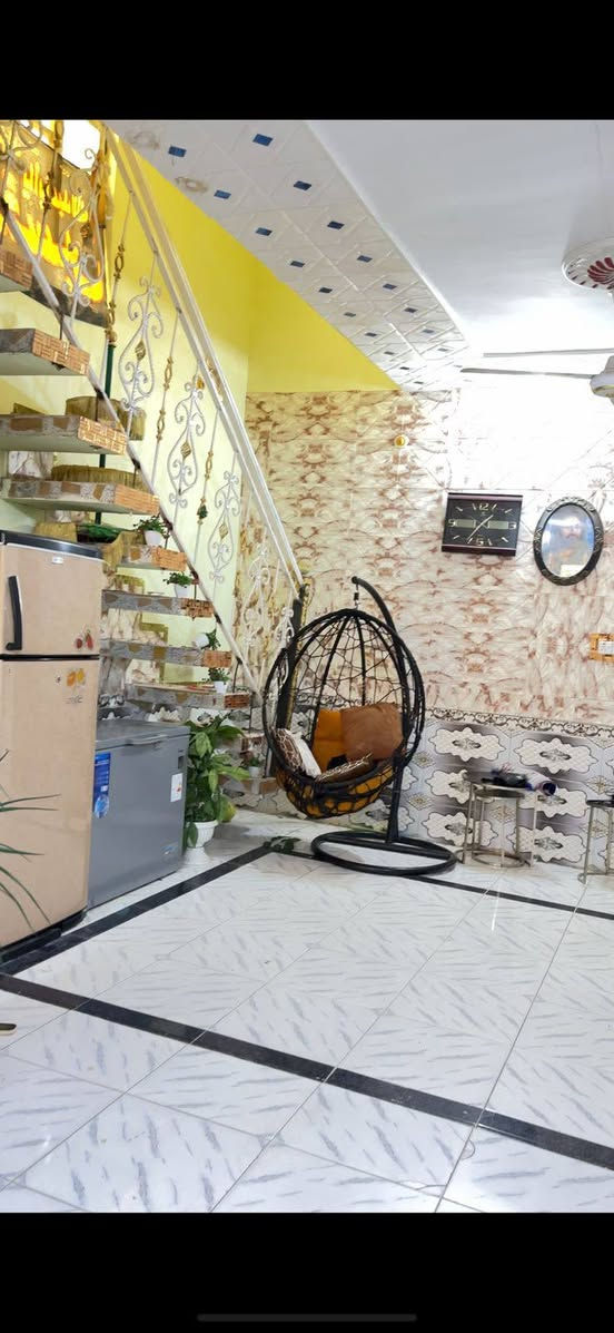 بيت نص قطعه زراعي مساحته 100 متر في ازديناويه فرع صيديلة الروان مساحة شارعه 10 امتار وتبليط ورصيف مقرنص للبيع بيه غرفه وحد وصاله وصحيات ومطبخ وسابقن دوانيه وفتحها على الصاله الاستفسار الاتصال على الرقم ***********
