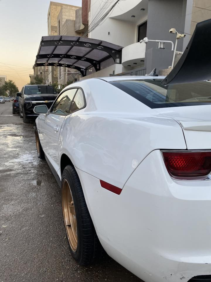 كمارو موديل 2013
ماشيه 100 
ضربتها مثل ماموضح بالصوره 
وبيها بارد بالجاملغ الخلفي هنا
بيها سستم صوت شركه بايونير سعره 5 اوراق
اكو ملاحظات شويه بالكشر 
يرادلها تخم تايرات 
سعرها 87 وبيها مجال حك الجيه
مكاني بغداد شارع فلسطين 
***********
