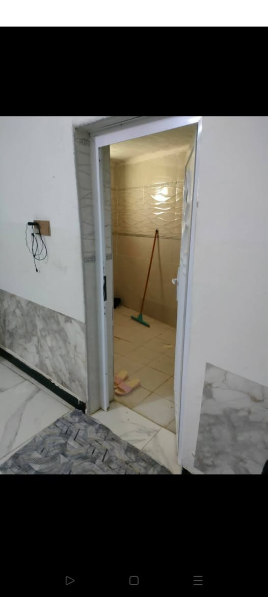 بيت للبيع بحي العزل زراعي سند 25 مساحته 140 متر يحتوي غرفه وصاله وصحيات ومطبخ وحديقه جبيره البيت نضيف كما موضح السعر 35 وبي مجال كلش بسيط للاستفسار *********** مكتب الصالح
