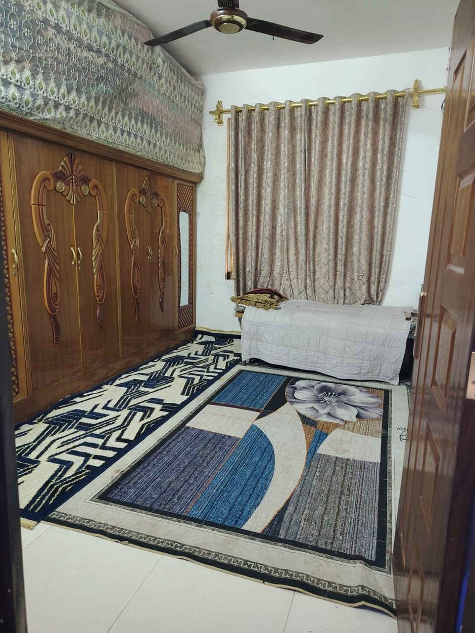 السلام عليكم.. 
بيت للبيع  ٢٣٨ م زراعي  ركن منطقة الكرغولية شارع اسواق الهدى 
يتكون من غرفتين نوم مع صالة كبيرة واستقبال ومطبخ كبير وصحيات داخلية وخارجية وترك و ومنور وسطح وبيتونه ستايكر وكراج كبير مع حديقة  البيت طابوق جمهوري وبناء سنة 2024 البيت جاهز واي نقص مابيه.. 
للاستفسار.. 
***********
***********
