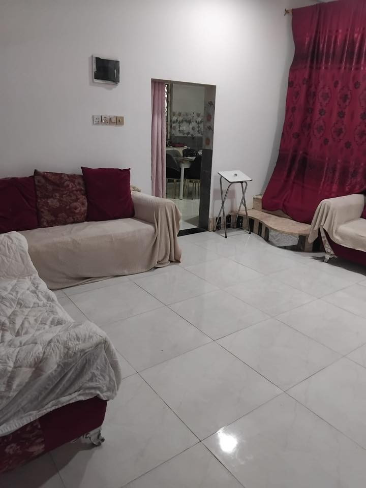 سلام عليكم بيت بالإسكان الصناعي نزله ابو فياض بيت زراعي مساحته 210 نظيف وبناء جديد السعر 135 وبيك مجال 

للتواصل / ***********

