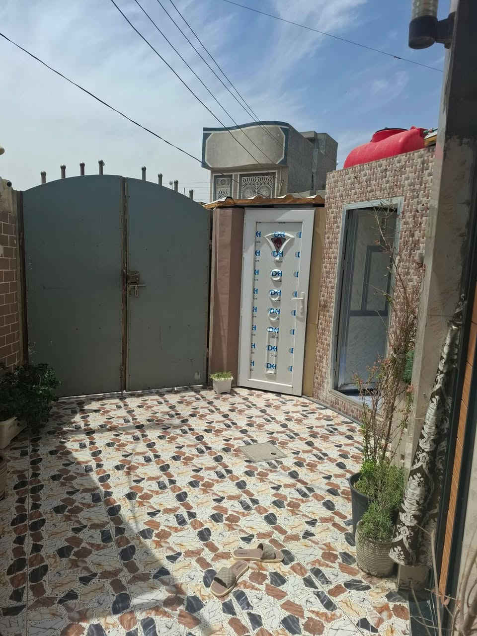 سلام عليكم بيت للبيع طابق واحد حله
 حي العسكري غرفة نوم واستقبال وهول ومطبخ طابو صرف والمساحه 100م مقابل ساحه مفتوحة حاليا العمل مستمر مجاري واسأله مدارس قريبه متوسط وابتدائية 
خلف دائرة الموارد المائية شارع 80 اتجاه شارع النجف للاستفسار على السعر
الإتصال على الرقم ***********
