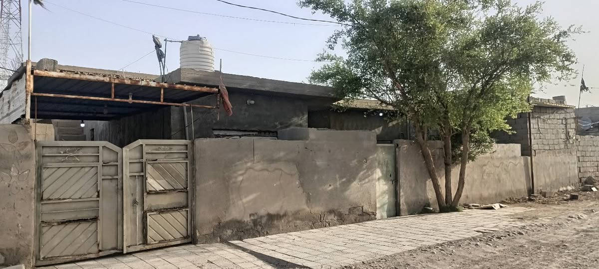 دار البيع كوت حي المنتصر طريق كوت  حي مساحة 300غرفتين وصالة ومطبخ وستقبال وكراج سعر وستفسار تصال عل رقم ***********
