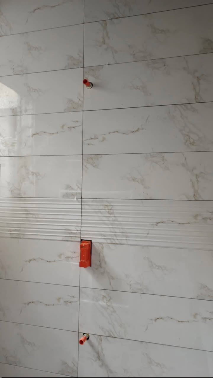 يوجد خلفه سراميك متفرق داخل تكريت  ‏‪***********‬‏
